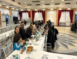 Oral, gazetecileri iftarda arlad